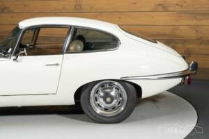 Image 8/8 of Jaguar E-Type (1969)