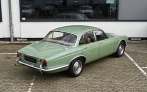 Image 14/30 de Jaguar XJ 6 4.2 (1970)
