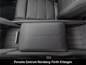Image 34/50 of Porsche Cayenne S Electric (2026)