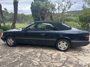 Bild 3/8 von Mercedes-Benz E 200 (1995)