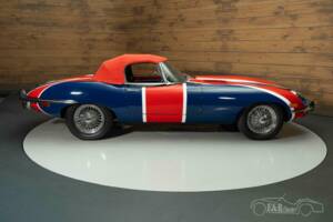 Image 8/17 de Jaguar E-Type (1970)