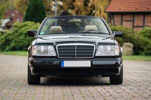 Image 7/83 de Mercedes-Benz E 220 (1996)