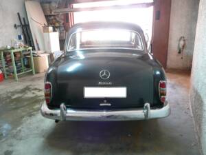 Image 2/30 of Mercedes-Benz 180 Db (1961)