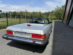 Afbeelding 6/44 van Mercedes-Benz 560 SL (1986)