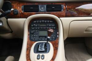 Bild 27/50 von Jaguar XJ 8 4.0 Executive (2001)