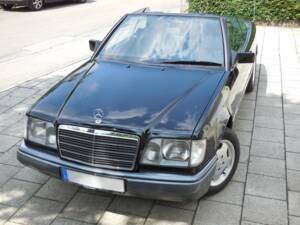 Image 162/171 of Mercedes-Benz E 220 (1994)