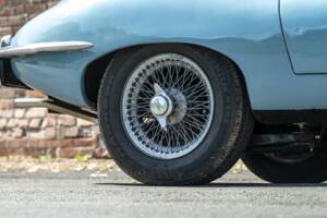 Image 41/50 de Jaguar E-Type (1968)