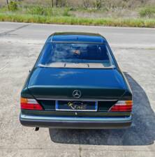 Bild 7/37 von Mercedes-Benz 200 E (1989)