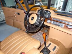 Image 22/32 de Mercedes-Benz 280 SE 3,5 (1971)
