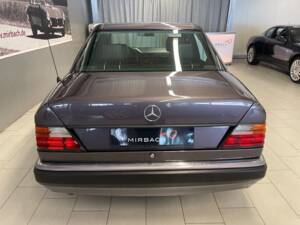 Image 7/19 de Mercedes-Benz 500 E (1992)