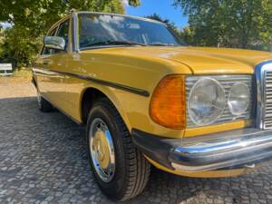 Image 101/139 of Mercedes-Benz 240 D (1978)
