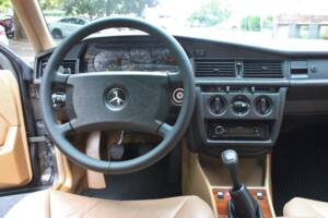Image 11/27 of Mercedes-Benz 190 E (1987)