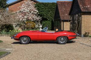 Image 19/41 de Jaguar E-Type (1968)
