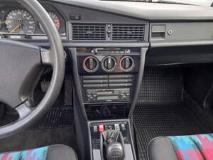 Image 60/137 of Mercedes-Benz 190 E 1.8 Avantgarde &quot;Rosso&quot; (1992)