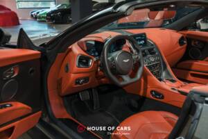 Image 17/25 of Aston Martin DBS Superleggera Volante (2020)