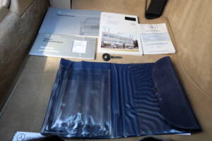 Image 61/63 of Mercedes-Benz 300 CE (1991)