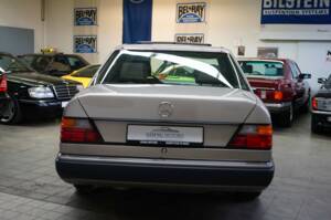 Bild 13/33 von Mercedes-Benz 230 E (1990)