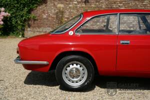Image 33/50 of Alfa Romeo Giulia GT 1300 Junior (1975)