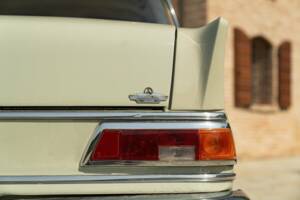 Image 12/50 of Mercedes-Benz 200 (1966)