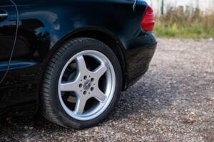 Image 17/50 of Mercedes-Benz SL 350 (2004)