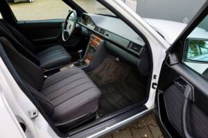 Immagine 10/18 di Mercedes-Benz 200 TE (1989)