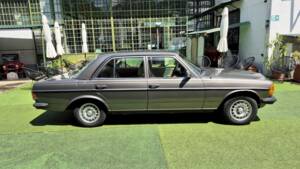 Image 22/71 of Mercedes-Benz 240 D (1980)