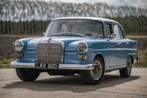 Image 1/10 de Mercedes-Benz 200 (1966)