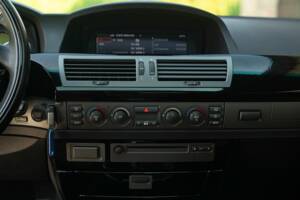 Bild 37/50 von BMW 750iL (2001)