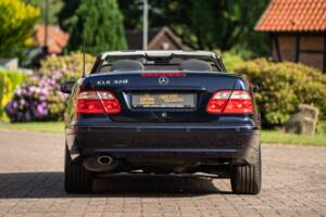 Bild 24/61 von Mercedes-Benz CLK 320 (2002)