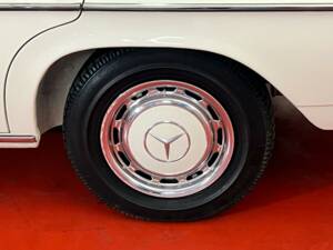 Bild 16/46 von Mercedes-Benz 220 D (1972)