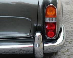 Image 19/48 of Bentley T 1 (1967)