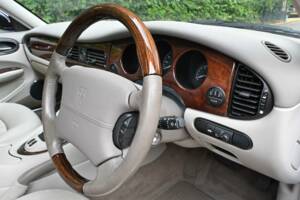 Immagine 32/50 di Jaguar XJ 8 Executive (2002)