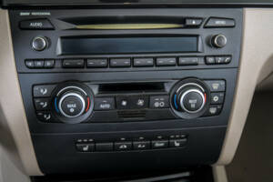 Image 28/50 of BMW 118i (2008)