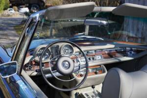 Image 2/18 de Mercedes-Benz 280 SE 3,5 (1970)