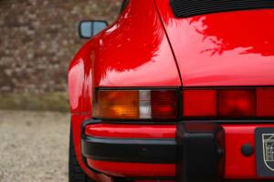 Afbeelding 47/50 van Porsche 911 Carrera 3.2 (1988)