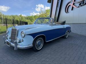 Afbeelding 2/50 van Mercedes-Benz 220 SE Cabriolet (1960)