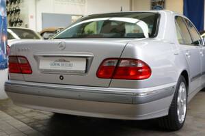 Bild 12/38 von Mercedes-Benz E 200 Kompressor (2001)