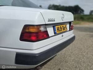 Afbeelding 12/42 van Mercedes-Benz 300 E (1986)