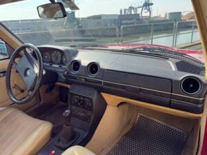 Image 31/65 of Mercedes-Benz 200 D (1982)