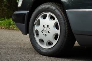 Image 15/63 of Mercedes-Benz 220 E (1993)