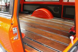 Image 18/30 of Chevrolet Suburban (1970)