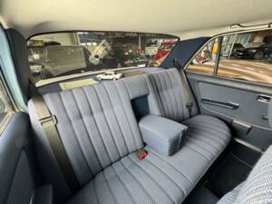 Image 11/34 of Mercedes-Benz 200 (1983)