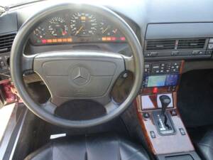 Afbeelding 2/45 van Mercedes-Benz 500 SL (1991)