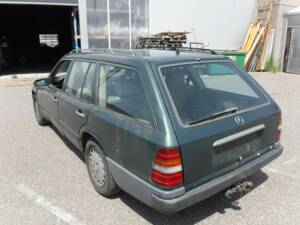 Image 10/12 of Mercedes-Benz 300 TD Turbo (1988)