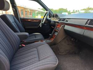 Bild 12/26 von Mercedes-Benz 300 E (1991)
