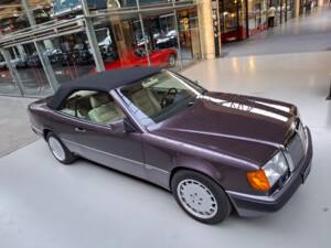 Image 32/42 of Mercedes-Benz 300 CE-24 (1993)