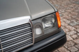 Image 5/66 of Mercedes-Benz 200 TE (1989)