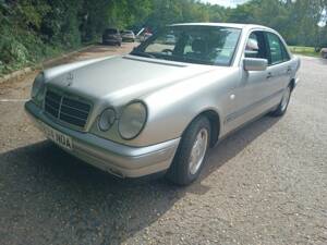 Image 1/7 de Mercedes-Benz E 240 (1998)