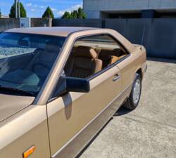 Image 17/42 of Mercedes-Benz 300 CE (1988)