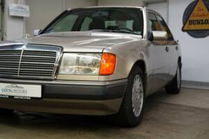 Bild 7/33 von Mercedes-Benz 230 E (1990)